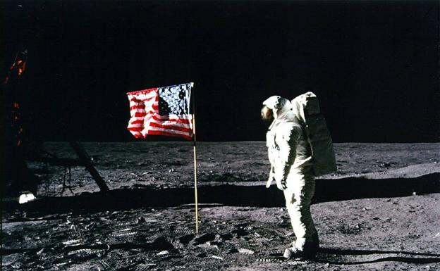 Neil Armstrong junto a la bandera de Estados Unidos