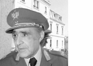 Imagen secundaria 1 - Arriba, tres niños contemplan a los militares en las calles de Lisboa. Abajo, a la izquierda, una foto del presidente de la Junta de Salvación Nacional, Antonio Spínola; y a la derecha, la portada de HOY del 26 de abril de 1974.