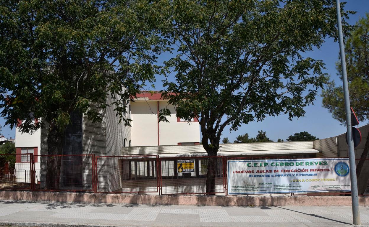 El colegio Cerro de Reyes anuncia en su entrada las nuevas plazas de Infantil. 