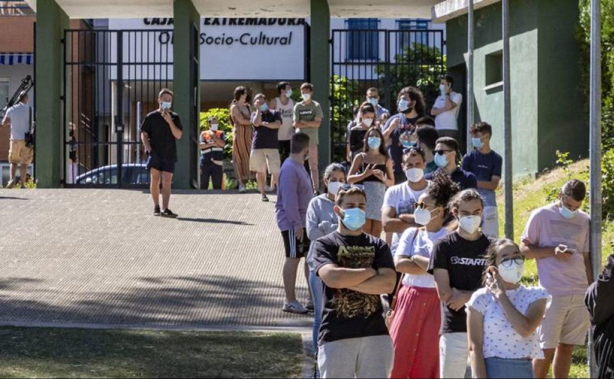 Covid en Extremadura : Vuelven a subir los contagios en una jornada con dos nuevos brotes en residencias