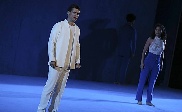 Sauras y, al fondo, Mina El Hammani en el papel de Yocasta. 