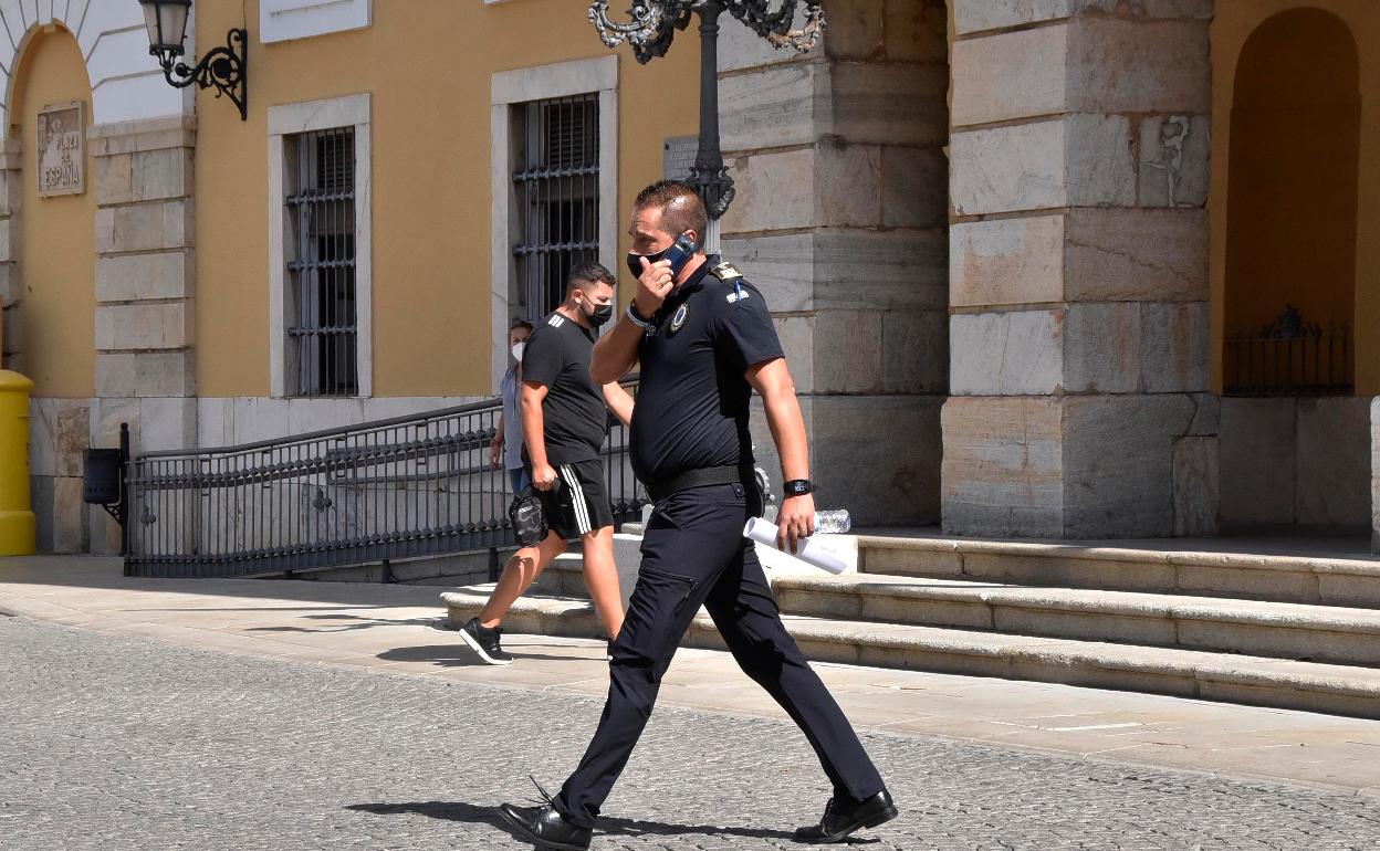 Rubén Muñoz saliendo del Ayuntamiento durante la celebración del pleno extraordinario. 