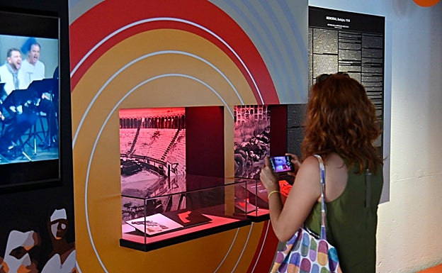 Una mujer fotografía las vitrinas del memorial. 