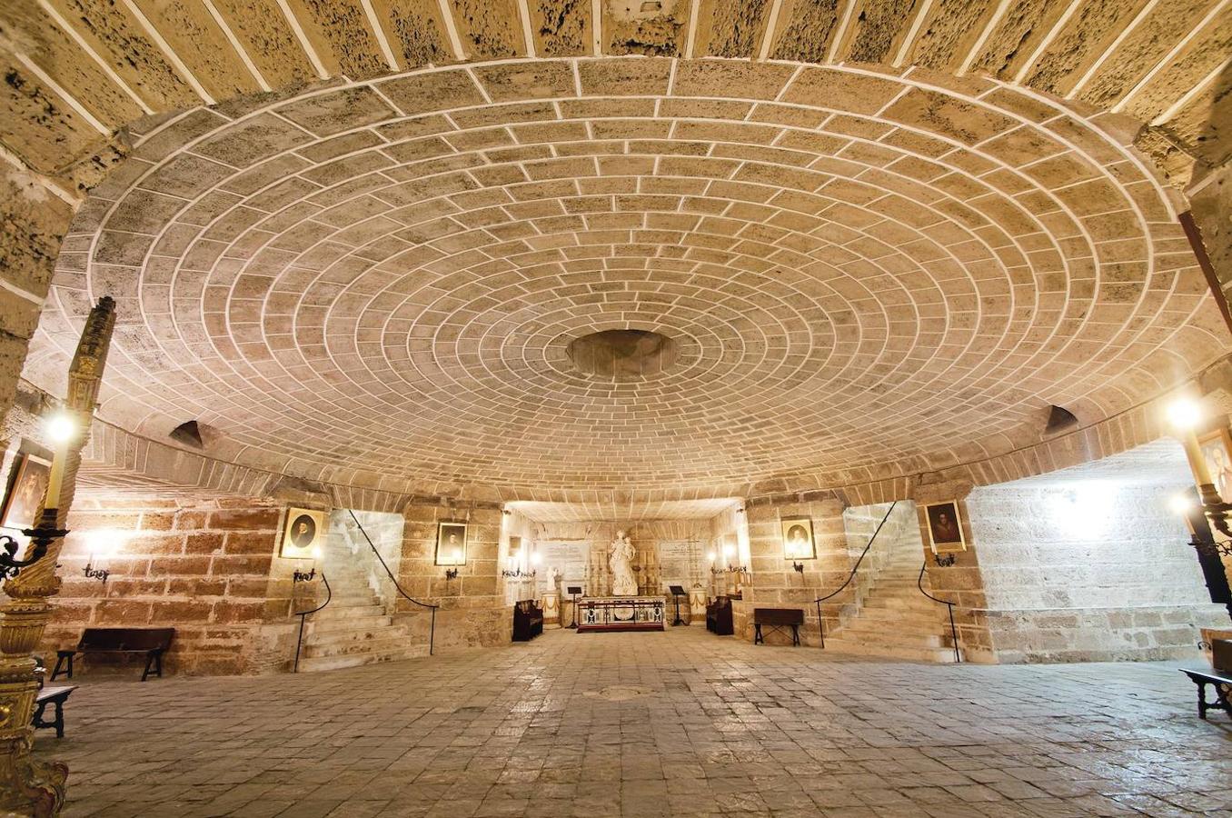 La impresionante cripta de la catedral de Cádiz, que estrenó el obispo Varela de Plasencia.