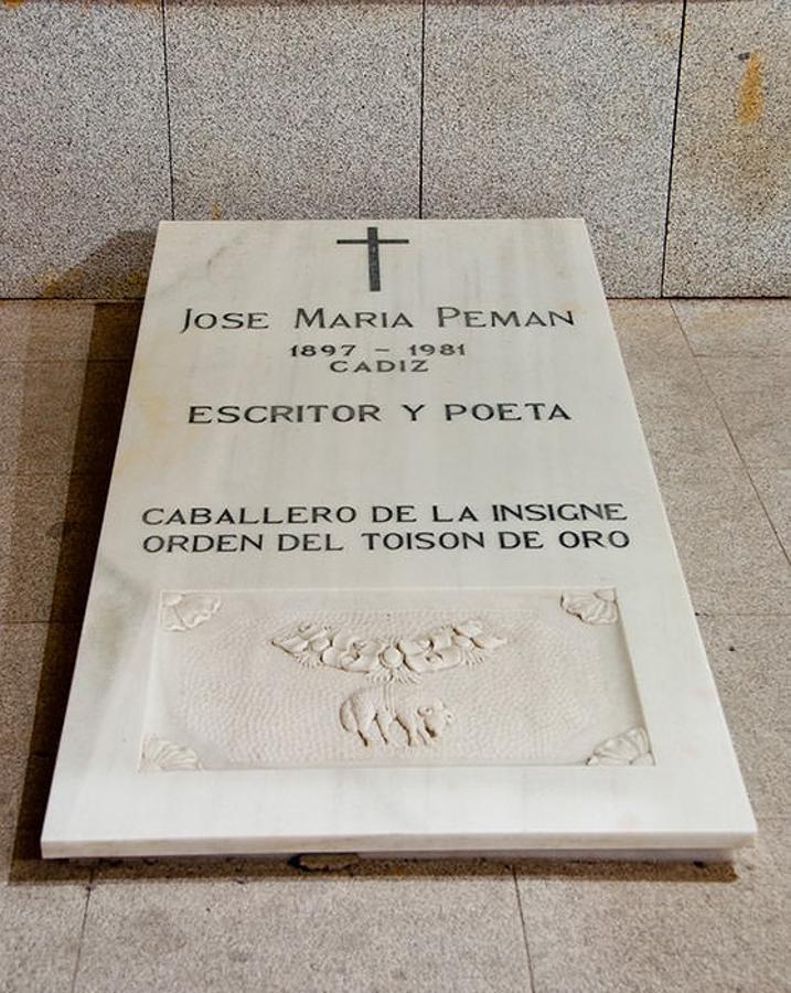 Tumba en la cripta del escritor y poeta José María Pemán.