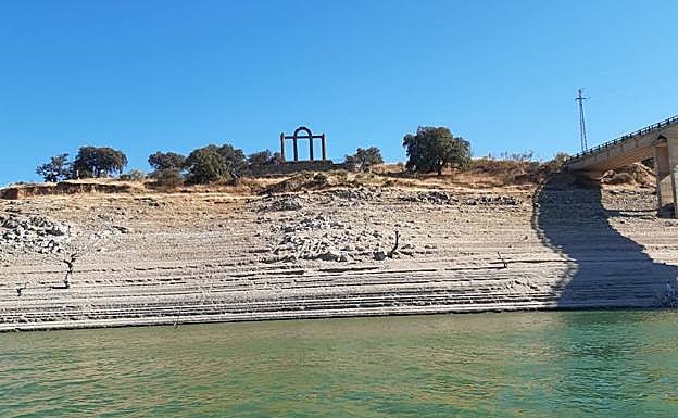 Zona en la que se aprecia el descenso del nivel de las aguas. Al fondo, los restos de Augustóbriga (antigua Talavera la Vieja). 