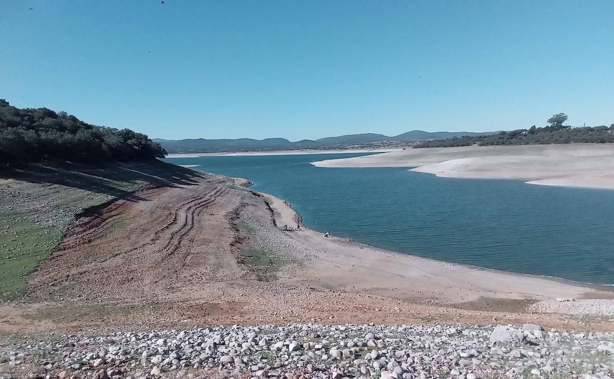 Panorámica del pantano de Valdecañas en la que se observa la zona sin agua habitualmente anegada por el caudal del Tajo. 