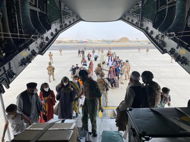 España evacúa al primer grupo de Kabul en un operativo que durará varios días