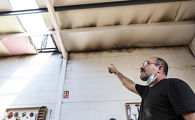 Agustín Martín señala los daños en su nave, situada junto a la que sufrió un destrozo mayor. 