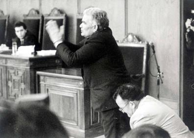 Imagen secundaria 1 - Arriba, Ángela y Luciana Izquierdo en su viaje a Madrid tras la matanza; abajo, Emilio Izquierdo se dirige al tribunal en la vista celebrada en 1994 y familiares delas víctimas en uno de los sepelios. 