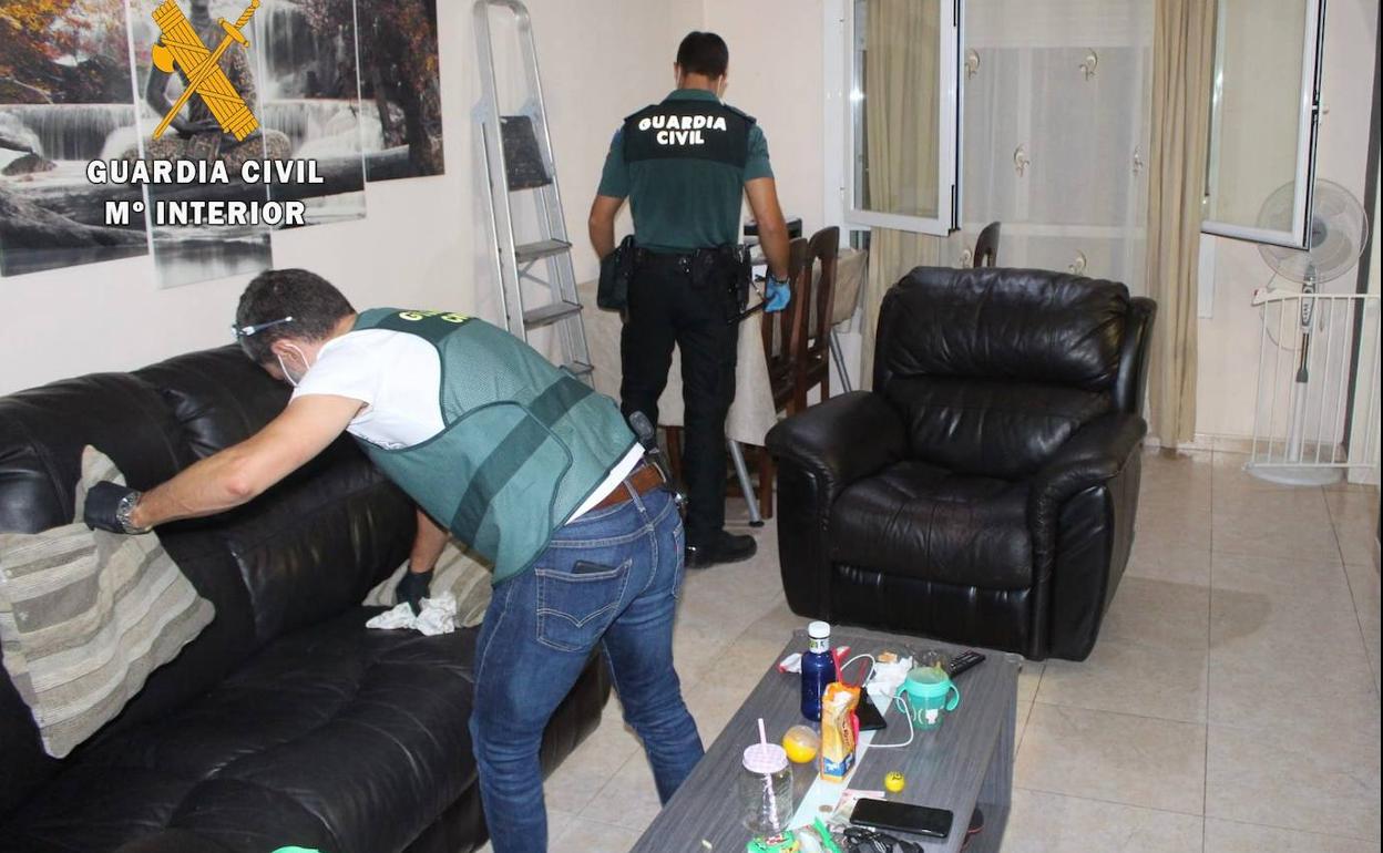 Registro de la Guardia Civil en la vivienda del detenido.