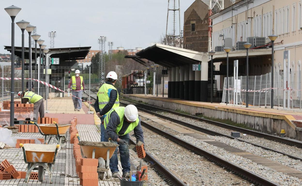 Obras en la estación de Renfe en Mérida. 