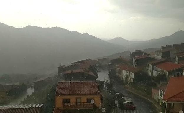 Foto de la tormenta en Navezuelas | Vídeo de las columnas de agua en Castañar de Ibor. 