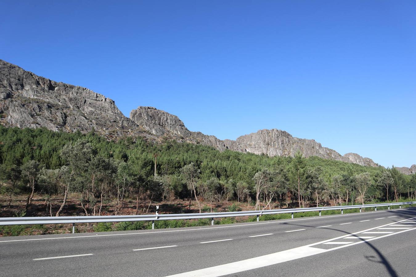 En menos de media hora de paseo se llega a la cueva que alberga estas pinturas rupestres esquemáticas, datadas en entre el 5500 y el 1000 antes de Cristo y cuyas peculiaridades se detallan en un panel explicativo