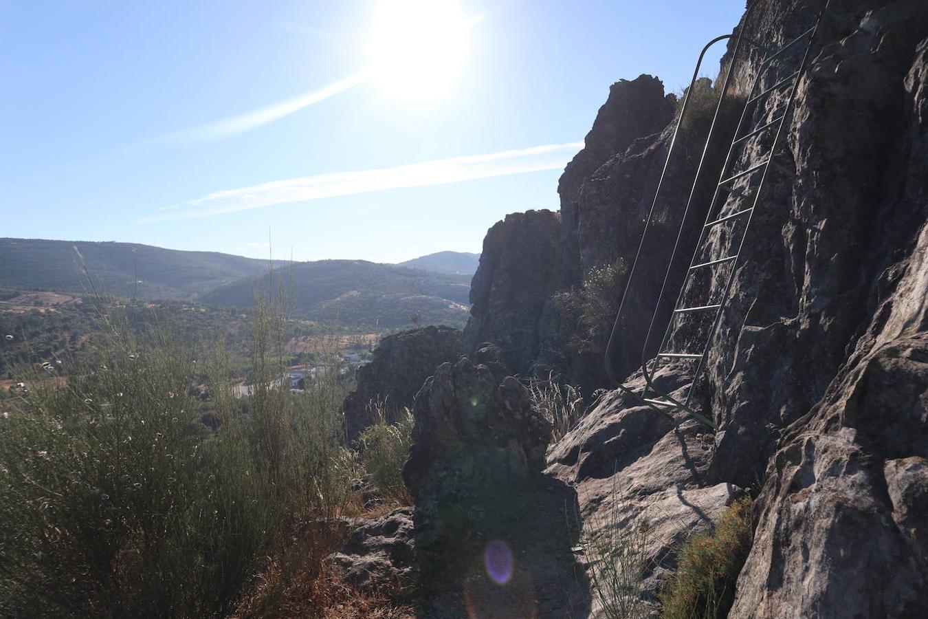En menos de media hora de paseo se llega a la cueva que alberga estas pinturas rupestres esquemáticas, datadas en entre el 5500 y el 1000 antes de Cristo y cuyas peculiaridades se detallan en un panel explicativo