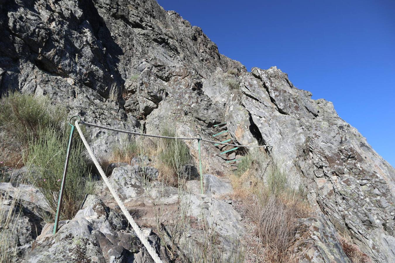 En menos de media hora de paseo se llega a la cueva que alberga estas pinturas rupestres esquemáticas, datadas en entre el 5500 y el 1000 antes de Cristo y cuyas peculiaridades se detallan en un panel explicativo