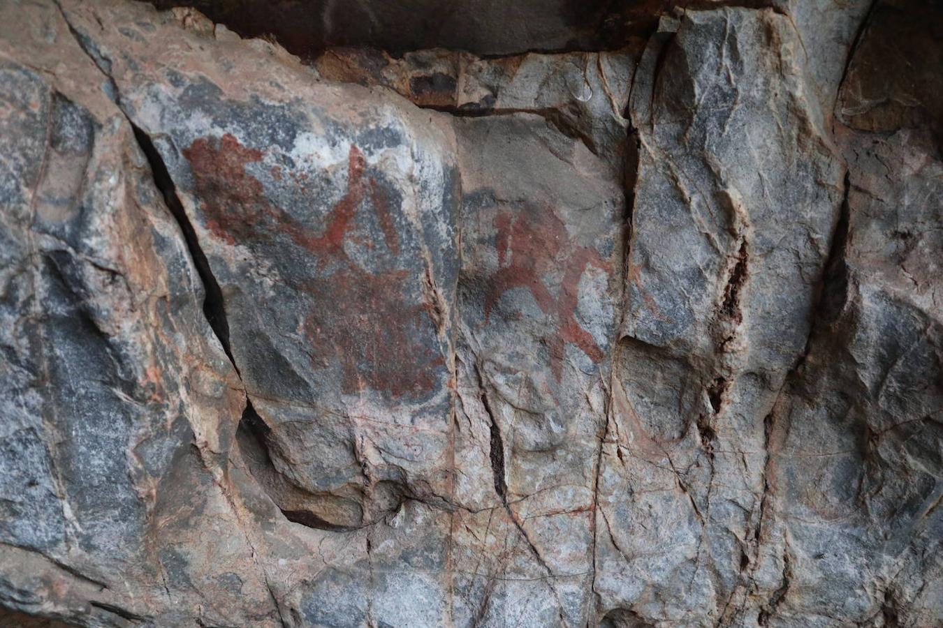 En menos de media hora de paseo se llega a la cueva que alberga estas pinturas rupestres esquemáticas, datadas en entre el 5500 y el 1000 antes de Cristo y cuyas peculiaridades se detallan en un panel explicativo