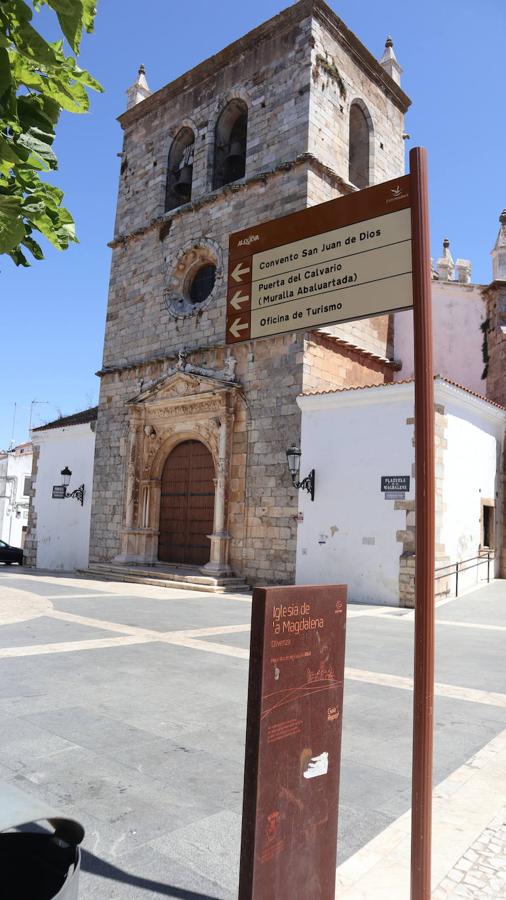 Esta iglesia de Olivenza fue mandada levantar en el siglo XVI como lugar de residencia de los obispos de Ceuta, obispado del que fue sede entre 1512 y 1570.