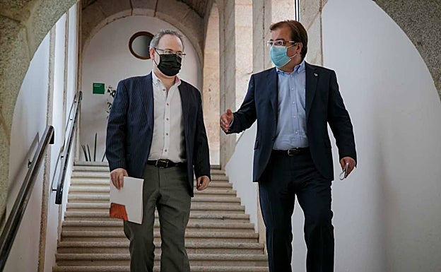 Jesús CImarro y Guillermo Fernández Vara, esta mañana, en Presidencia de la Junta. 