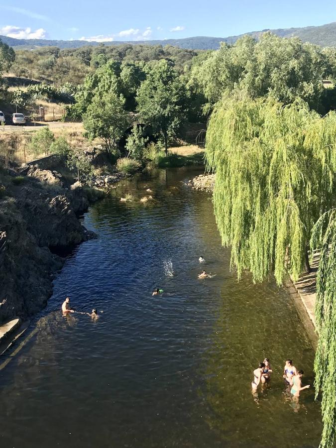 La piscina está bajo el viaducto que salva la EX-205.