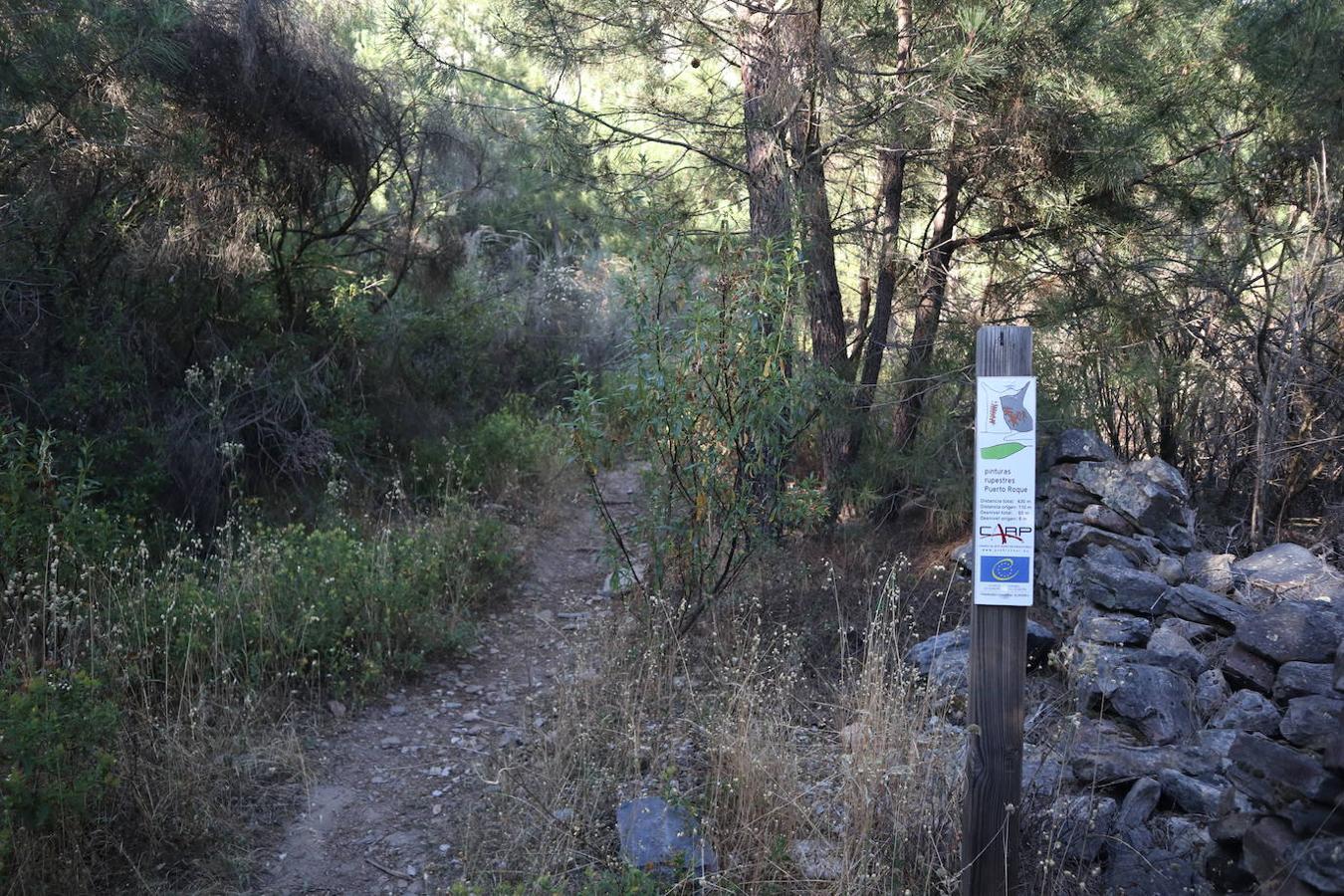 En menos de media hora de paseo se llega a la cueva que alberga estas pinturas rupestres esquemáticas, datadas en entre el 5500 y el 1000 antes de Cristo y cuyas peculiaridades se detallan en un panel explicativo