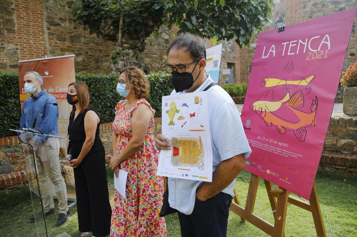 Presentación de los actos por la Fiesta de la Tenca ayer en el Palacio de Carvajal de Cáceres. 