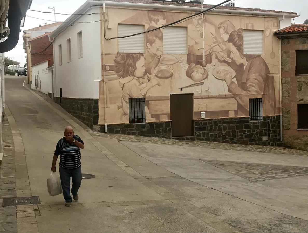 Romangordo tiene 96 obras que son su mayor atractivo turístico, porque convierte el paseo por sus calles es una sucesión de sorpresas. 