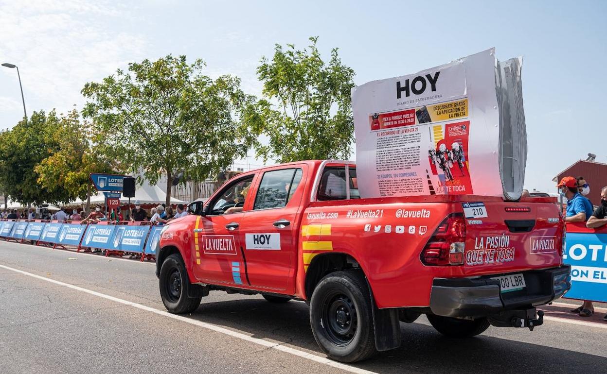 Coche con el logo de HOY, como medio oficial de La Vuelta a su paso por la región. 