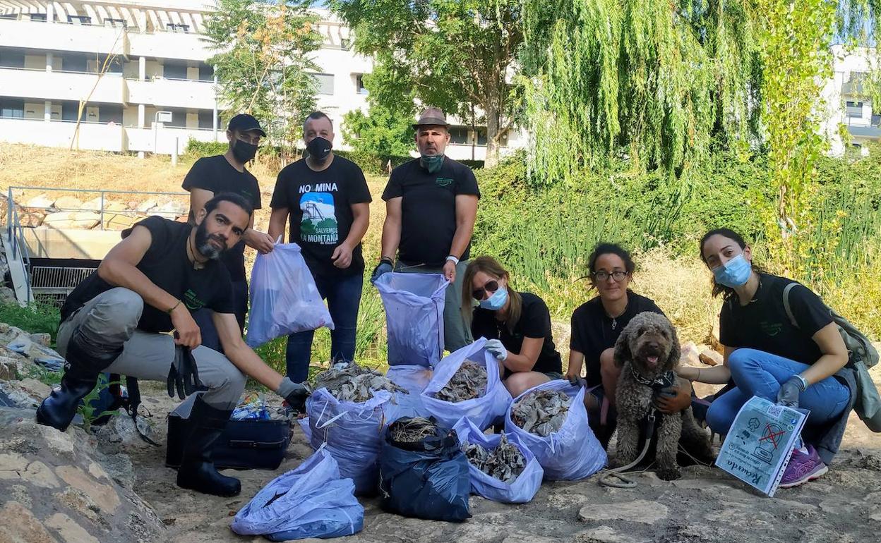 Voluntarios participantes en la batida de esta mañana en la Ribera del Marco. 