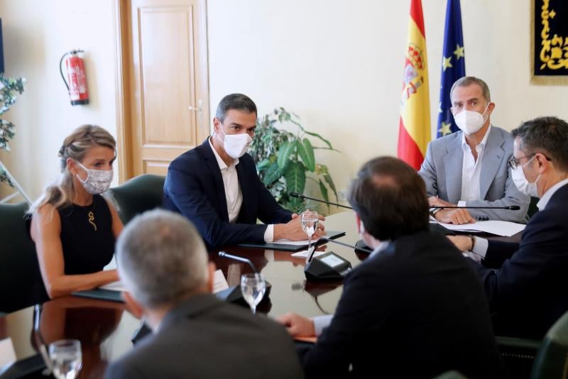 El rey Felipe VI, el presidente del Gobierno, Pedro Sánchez, y miembros de su gabinete, entre ellos la vicepresidenta segunda Yolanda Díaz, en una reunión durante su visita este sábado al centro de acogida temporal instalado en la base de Torrejón con motivo de la operación de repatriación desde Afganistán.