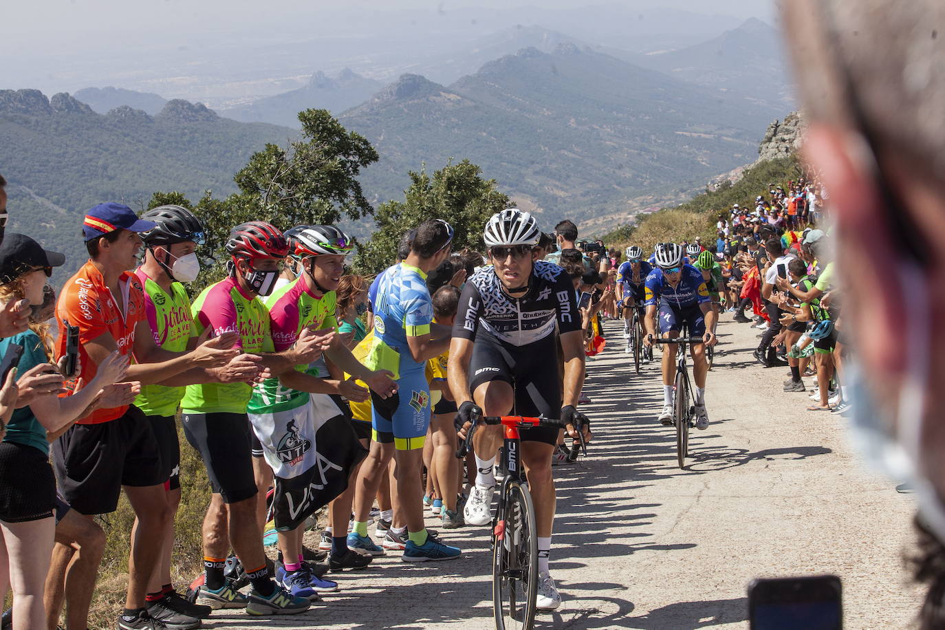 Los aficionados al ciclismo aunaron deporte, jolgorio y civismo en la ascensión al Pico Villuercas. 