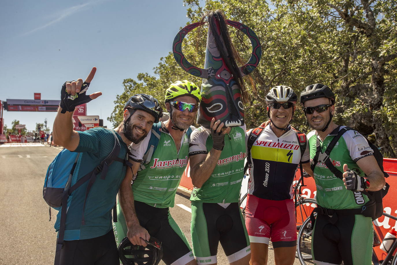 Los aficionados al ciclismo aunaron deporte, jolgorio y civismo en la ascensión al Pico Villuercas. 