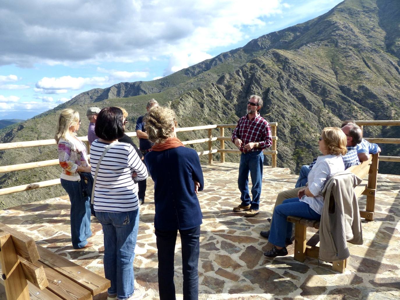 A este balcón único se puede llegar andando, subiendo cuestas con paciencia desde Huetre. O en coche.