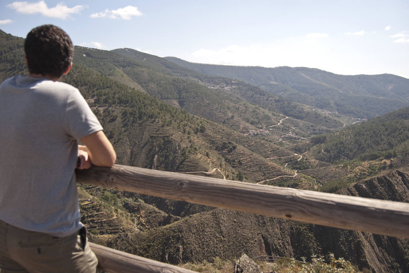 A este balcón único se puede llegar andando, subiendo cuestas con paciencia desde Huetre. O en coche.