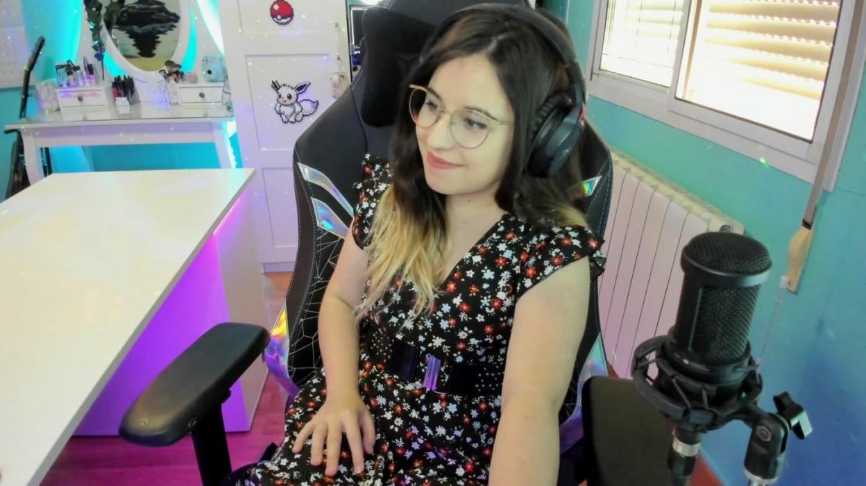 Dánae en el estudio que ha montado en su casa. 