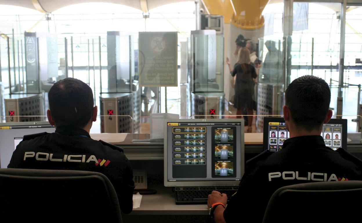 Control policial en el Aeropuerto Adolfo Suárez de Madrid.