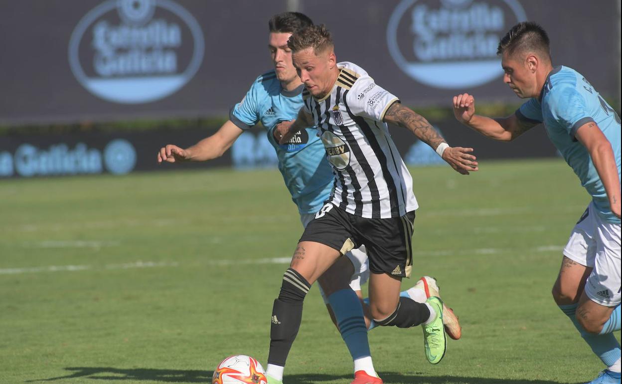 Isi Gómez conduce el esférico rodeado de rivales en el encuentro de este sábado del Badajoz ante el Celta B. 