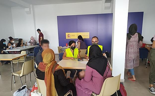 El extremeño Alejandro Martín junto a Silvia Gabriele con refugiados.