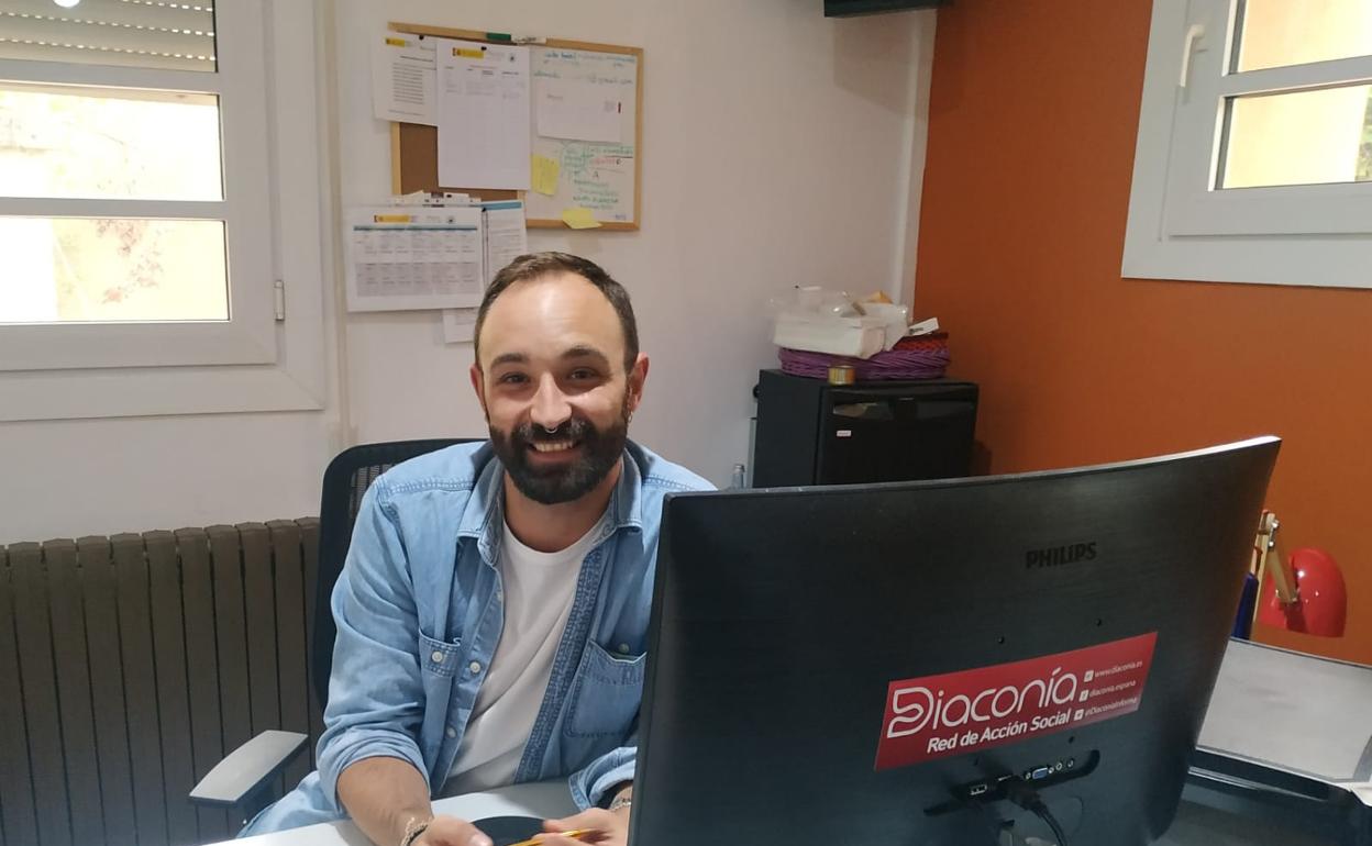 Alejandro Martín en su puesto de trabajo en Diaconía España. 