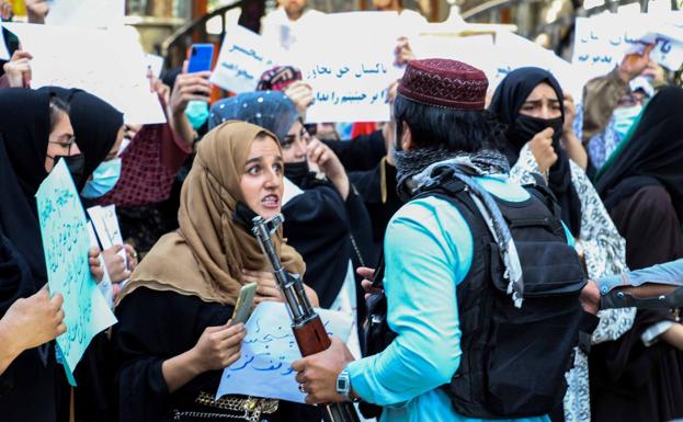 Una mujer discute con un talibán durante una manifestación.