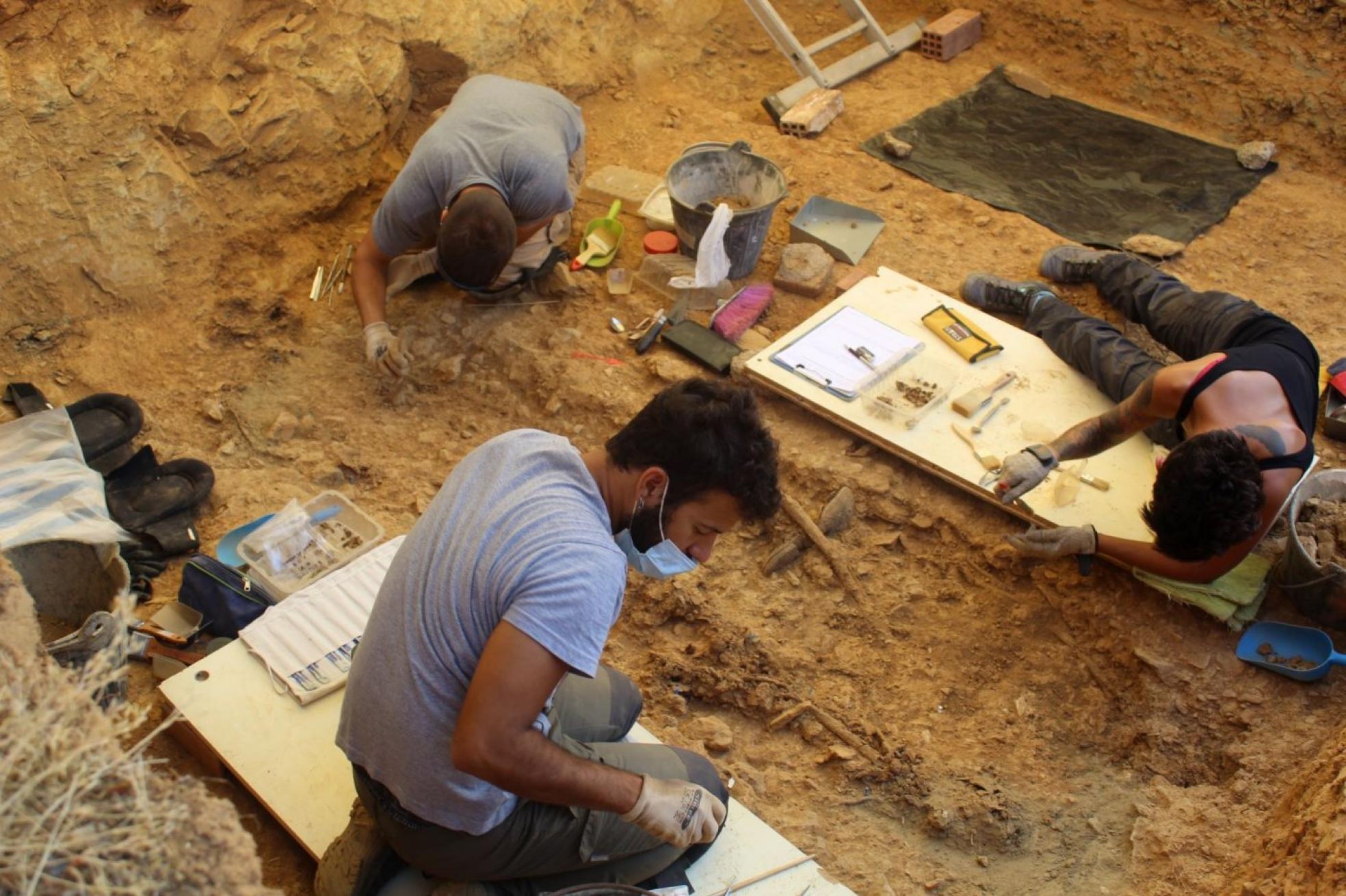 Excavación en la fosa encontrada en Cabeza la Vaca. 