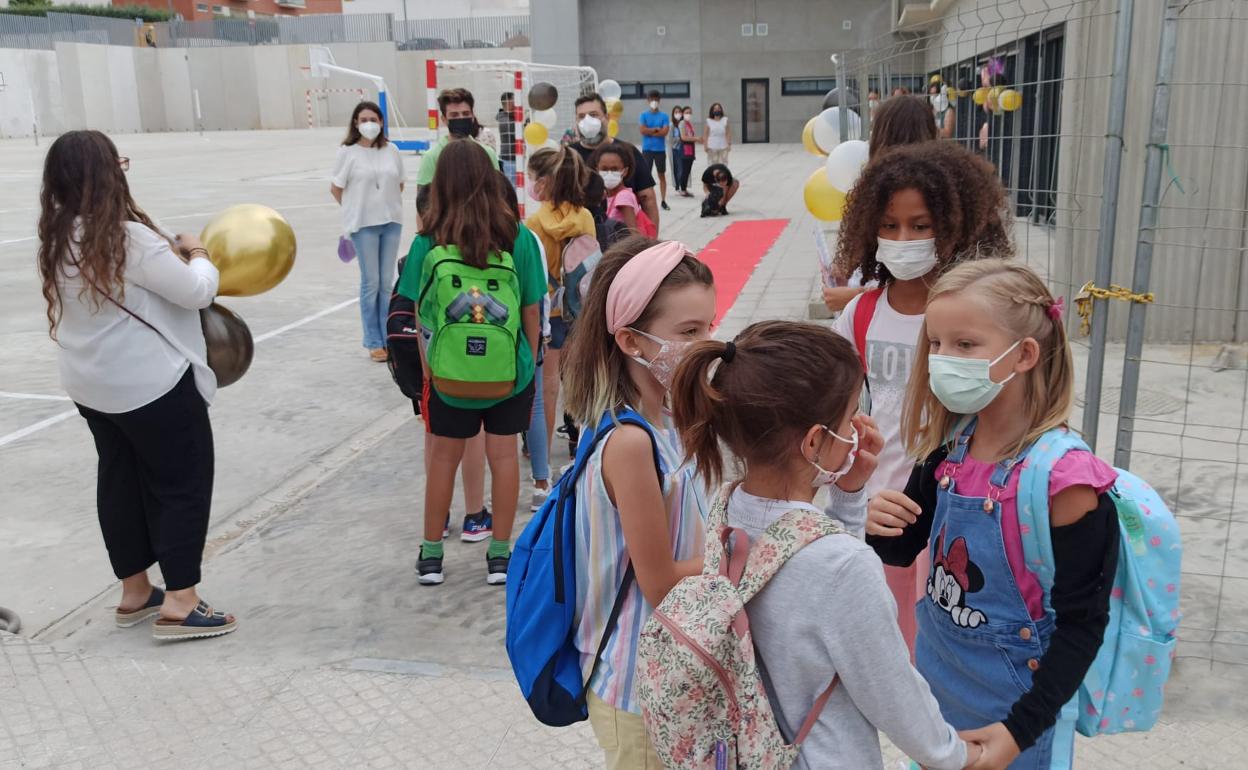 Alumnos a su llegada al nuevo colegio del Cerro Gordo. 