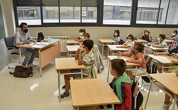Alumnos del colegio del Cerro Gordo estrenando aula ayer en el primer día del curso.