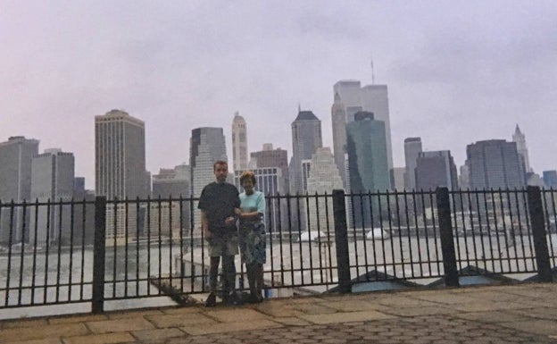 El periodista Juan Manuel Benitez Fernel con su madre unas semanas antes del 11-S. Tras ellos, las Torres Gemelas. 