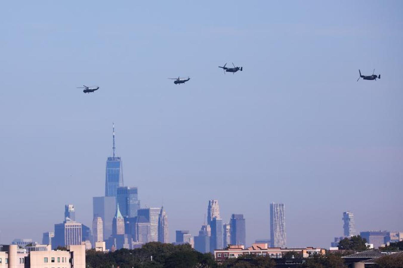 El presidente Joe Biden y su escolta aérea se dirigen hacia Nueva York en helicóptero. 
