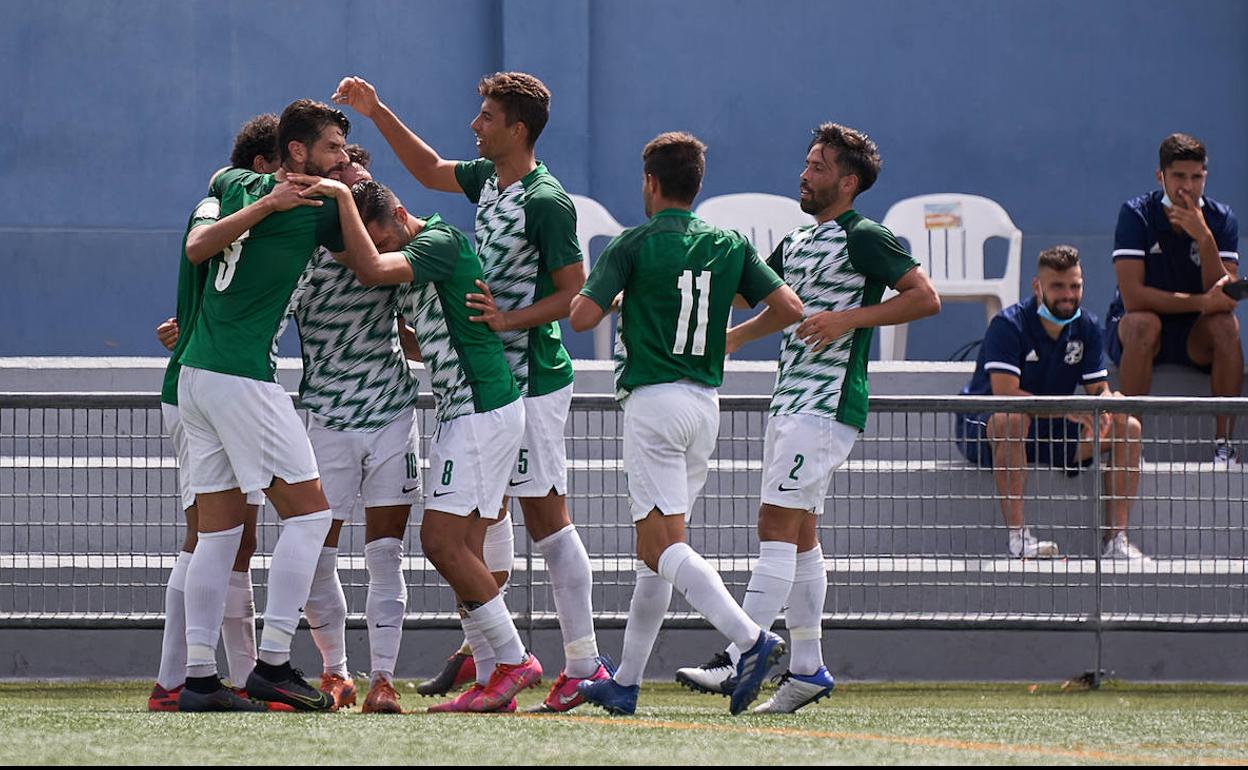 Los jugadores del Montijo celebran uno de los dos goles de su histórica victoria ante el San Fernando. 