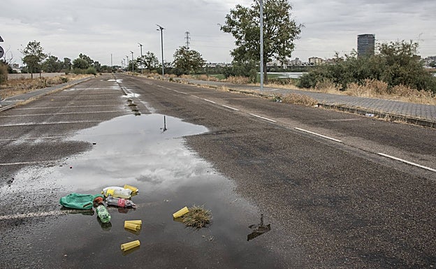 Restos de botellón en la margen derecha, en la carretera que va al azud. 