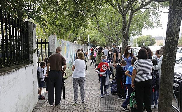 Los maestros del Alba Plata de Cáceres se niegan a dar clase a las niñas que van sin mascarilla