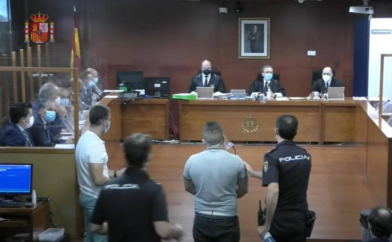 Uno de los acusados ante el tribunal, cuando indicó que aceptaba la condena. 