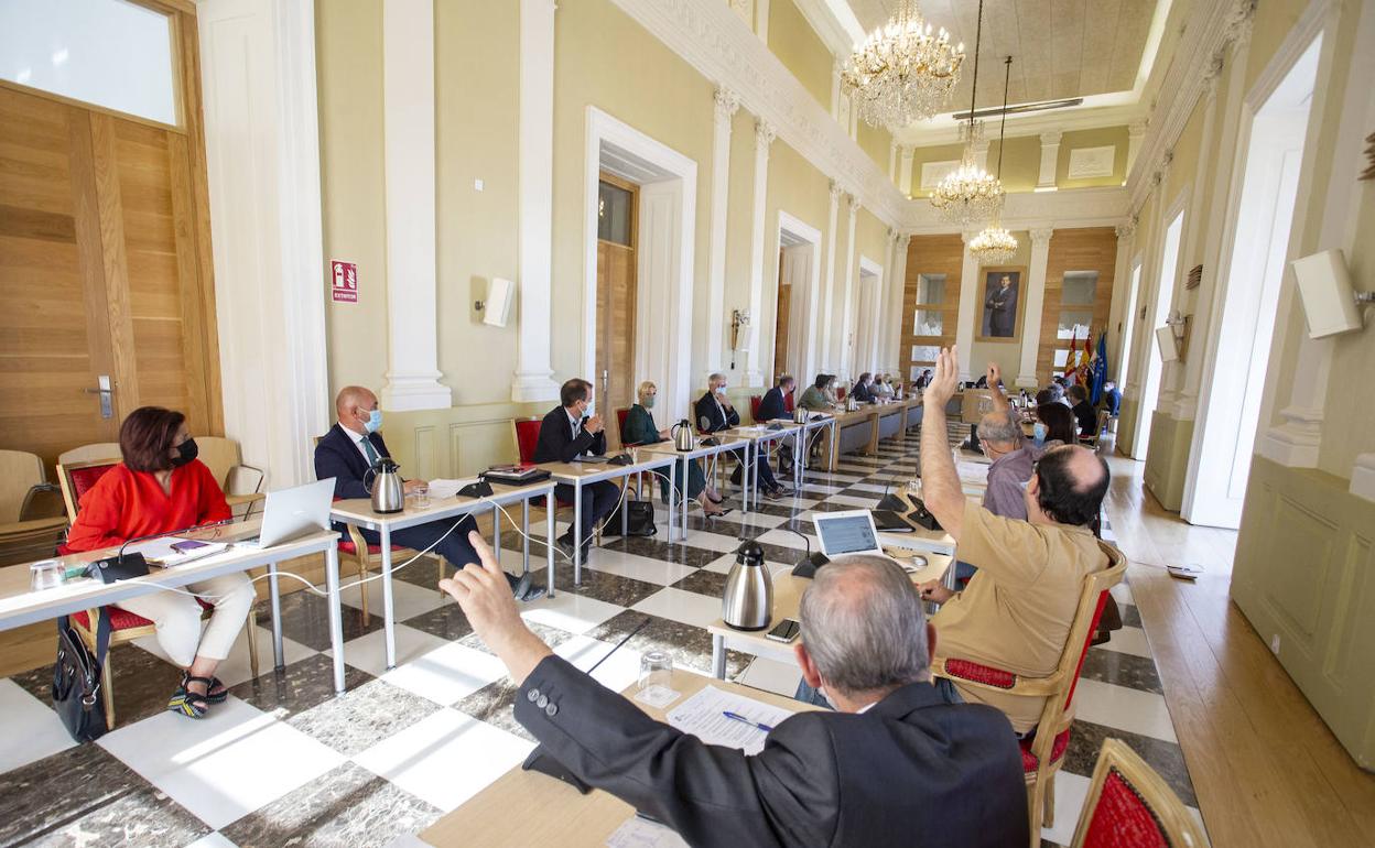 El pleno aprueba la subida del IBI en Cáceres con los votos del PSOE, Podemos y Amores